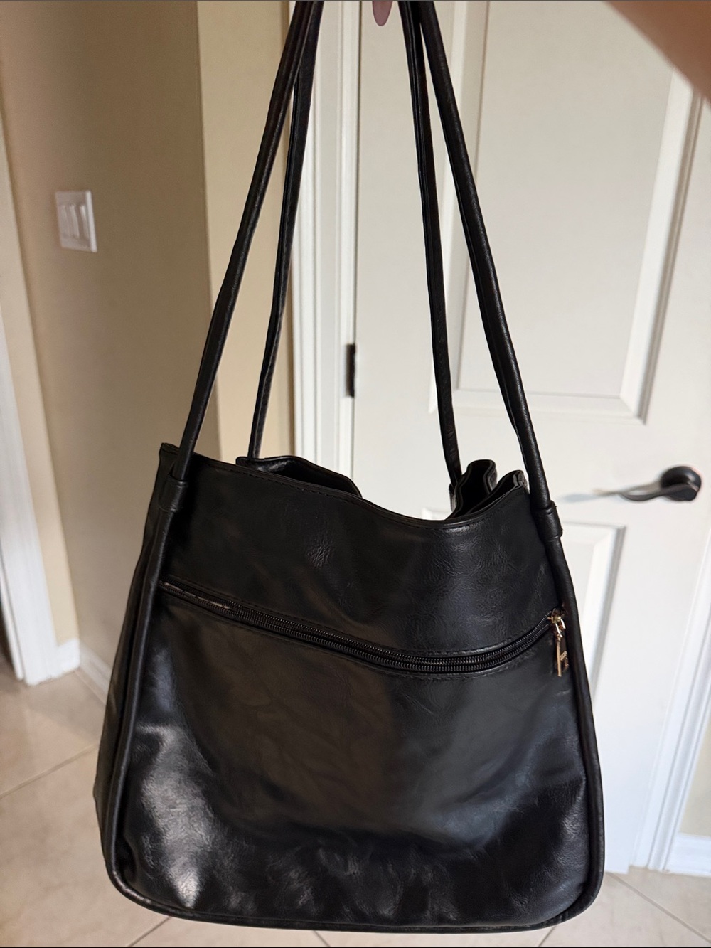 Classic Black Women's Shoulder Bag - Unbranded
